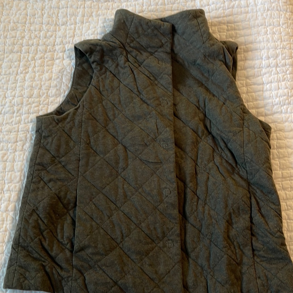 Eileen Fisher light quilted vest. Women’s medium